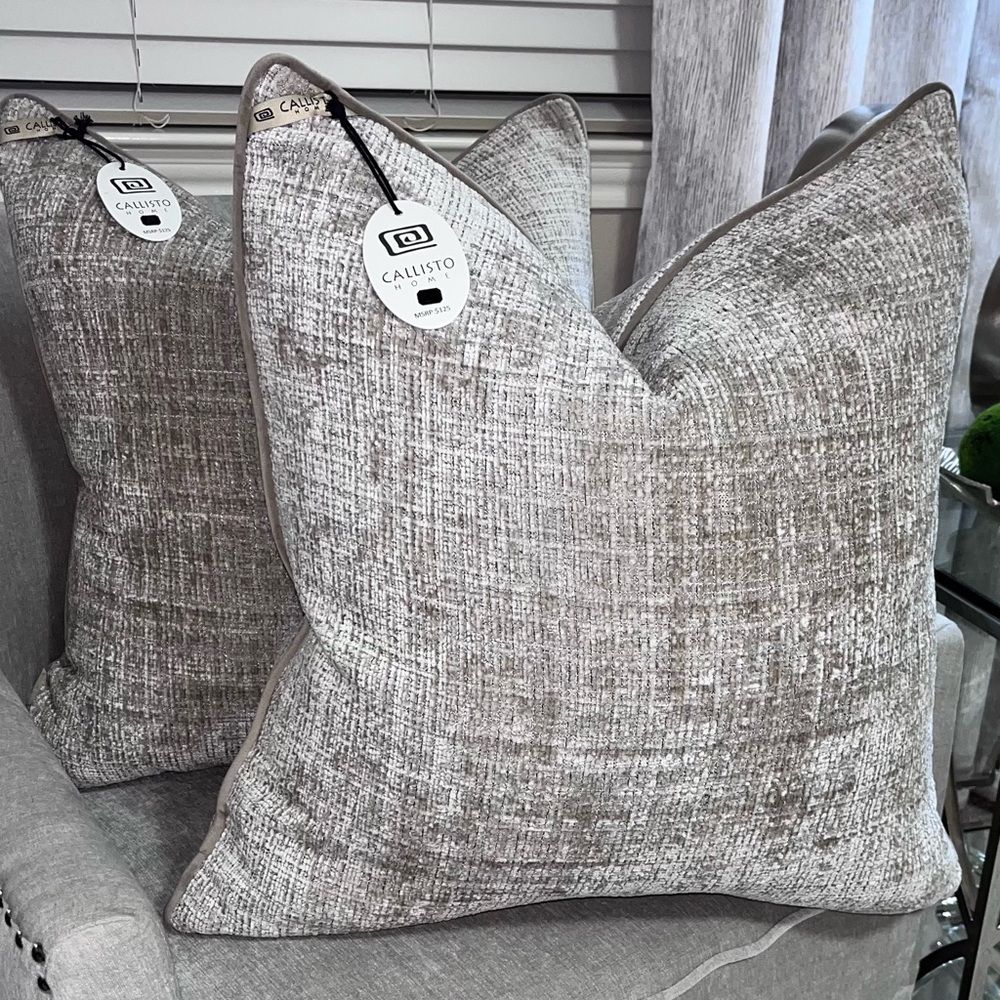 1-NWT CALLISTO HOME VELVET WEAVE DESIGN DECORATIVE
THROW PILLOWS